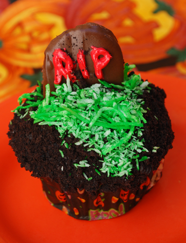Halloween Cupcake Decorating: Tombstone in Cemetery
